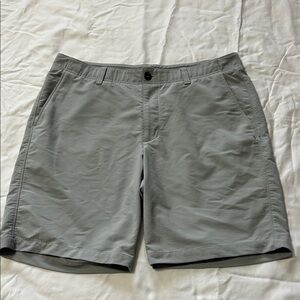 Under Armour Men's Light Gray Dotted HeatGear Golf Shorts  Waist Size 38